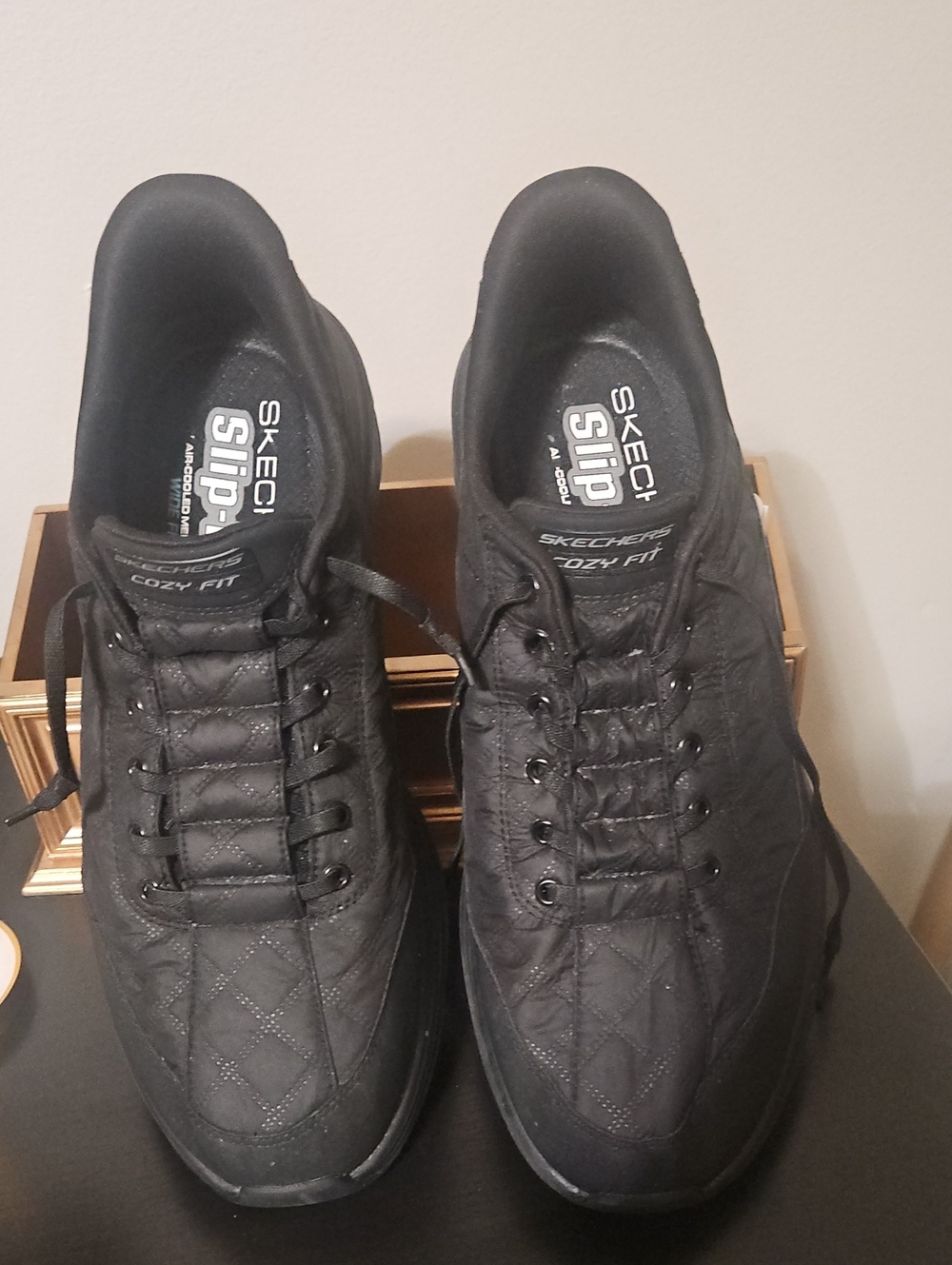 Skechers Men's Black Quilted Cozy Fit Lace-Up Sneakers Slip Ins.